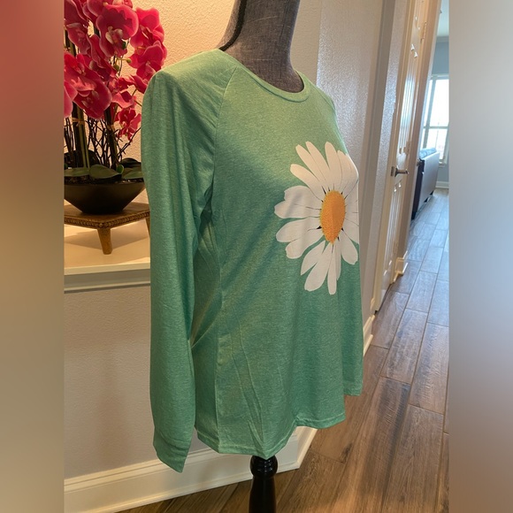 NWT Womanโs Long Sleeve Tee Shirt- Daisy ๐ผ size large - Picture 7 of 7